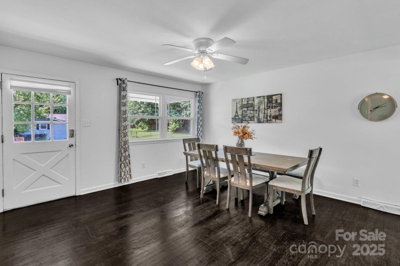 Property image 5 of 4930 Crestmont Drive in Windsor Park, Charlotte, NC 28205