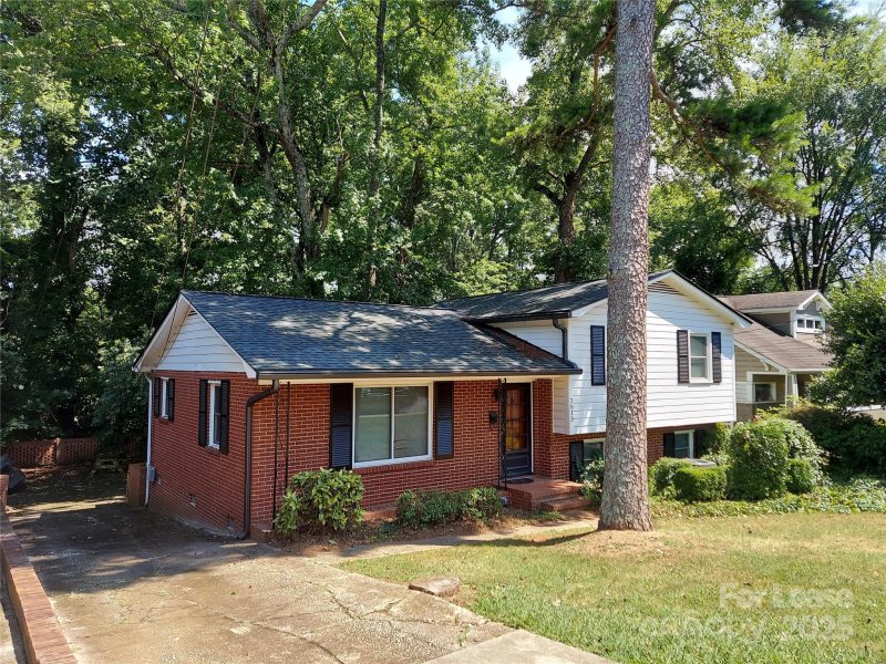 Property image 2 of 3813 Selwyn Avenue in Myers Park, Charlotte, NC 28209