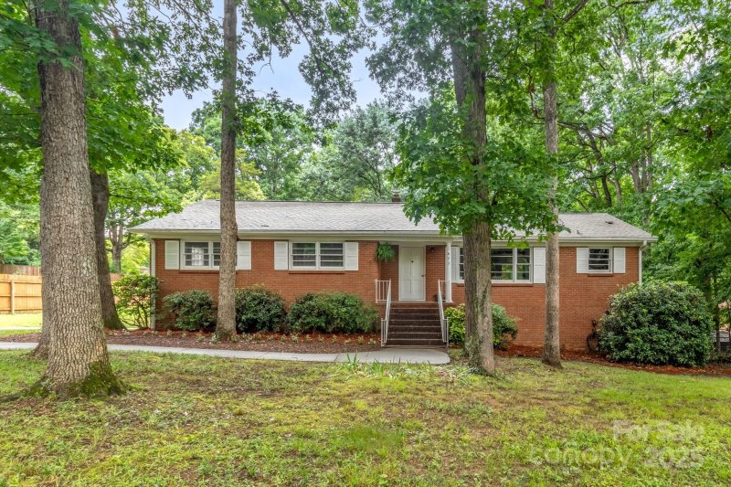 Woodberry Forest, Charlotte Community