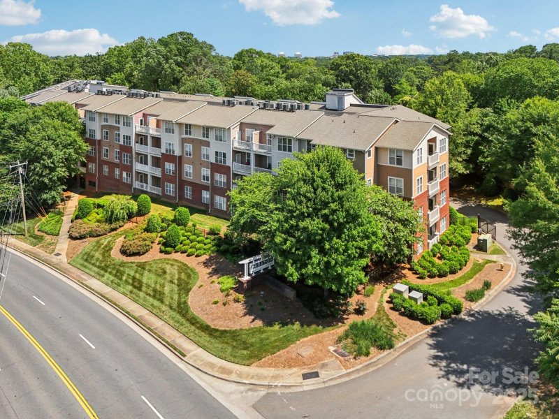 Property image 2 at 1000 E Woodlawn Road, Charlotte, NC 28209