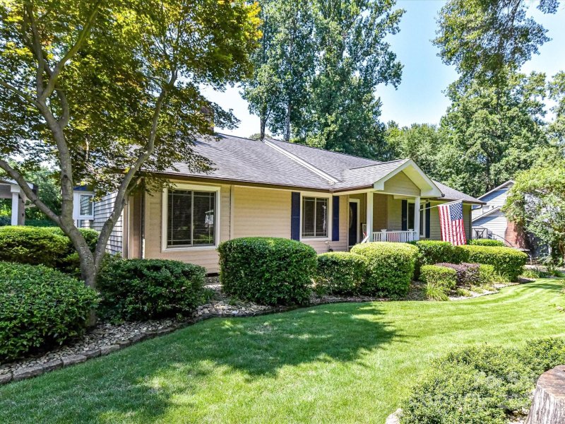 Property image 2 of 1047 Honeybee Trail in Old Orchard, Fort Mill, SC 29715