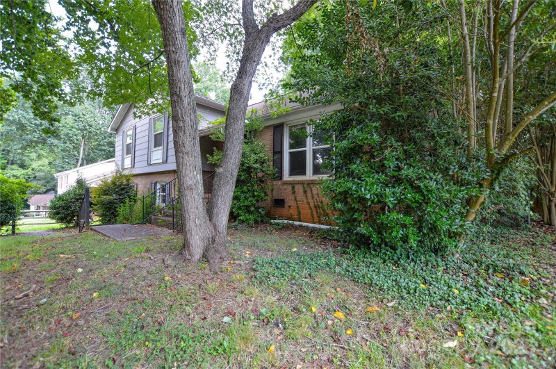 Property image 3 of 5008 Brooktree Drive in Westchester, Charlotte, NC 28208