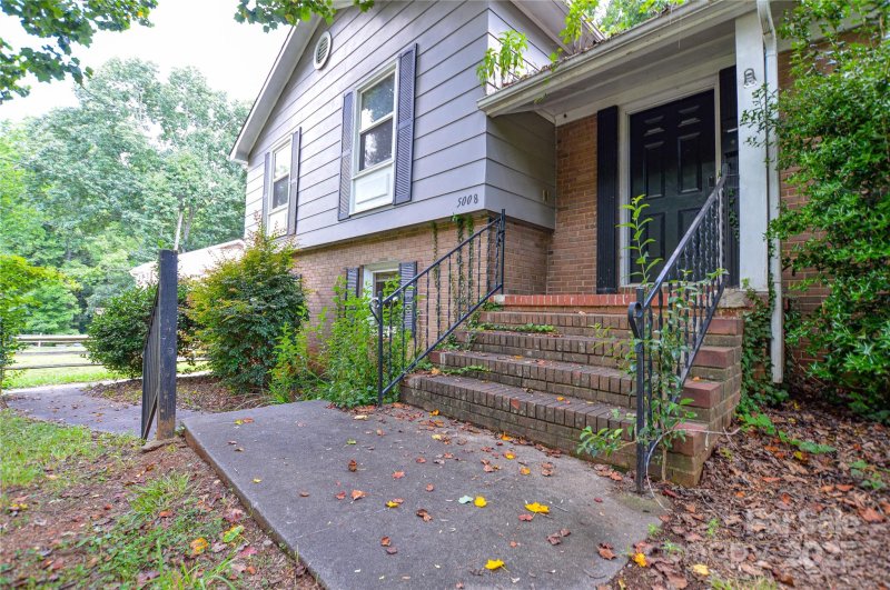 Property image 4 of 5008 Brooktree Drive in Westchester, Charlotte, NC 28208