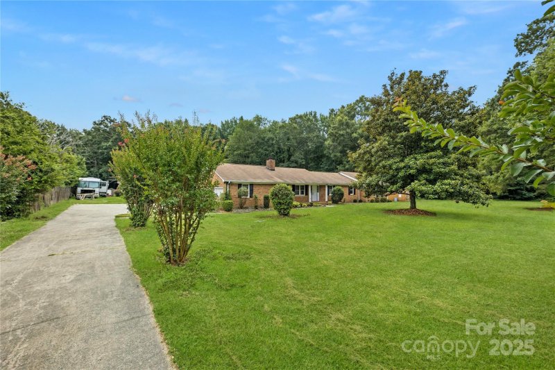 Property image 2 of 724 Catawba Circle in Cherokee Woods, Matthews, NC 28104