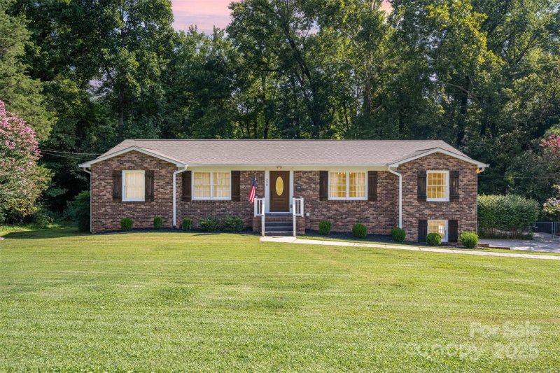 Property image 2 of 330 Club Drive in Gardner Park, Gastonia, NC 28054