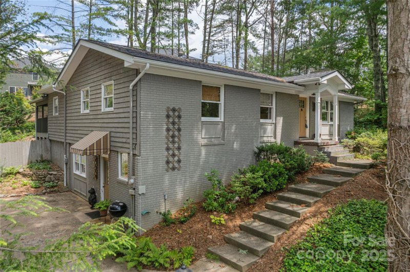 Property image 2 of 25 Brookcliff Drive in Beaverbrook, Asheville, NC 28804