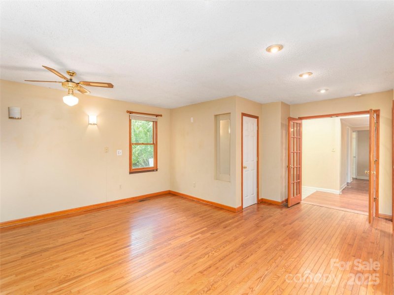 Property image 5 of 20 Spring Drive in Sulphur Springs Park, Asheville, NC 28806