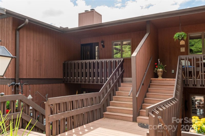 Property image 2 of 140 Bent Tree Drive in Bent Tree, Hendersonville, NC 28739