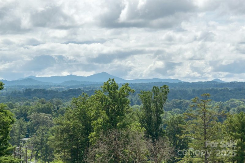 Property image 3 of 140 Bent Tree Drive in Bent Tree, Hendersonville, NC 28739