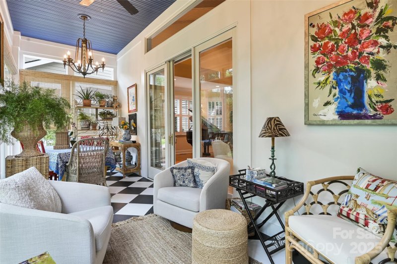 Property image 2 of 43 Towne Place Drive in Towne Place, Hendersonville, NC 28792