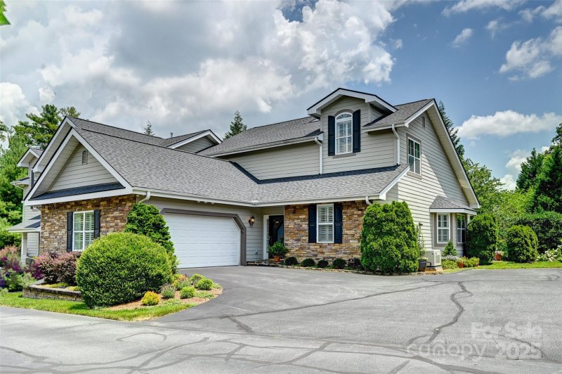 Property image 5 of 43 Towne Place Drive in Towne Place, Hendersonville, NC 28792