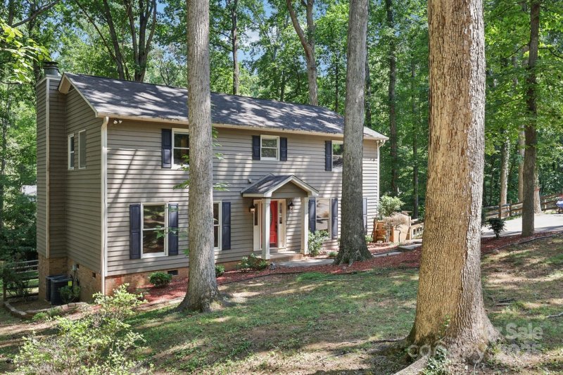 Property image 2 of 8 Hickory Ridge Court in River Hills, Clover, SC 29710