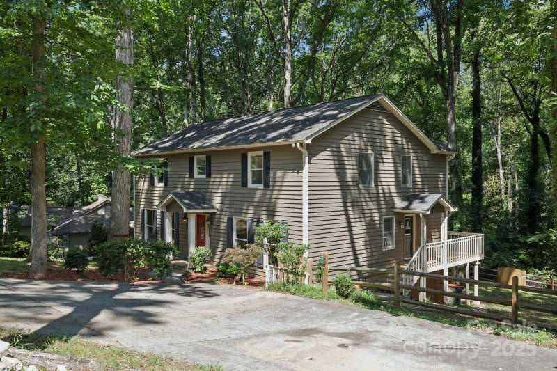 Property image 3 of 8 Hickory Ridge Court in River Hills, Clover, SC 29710