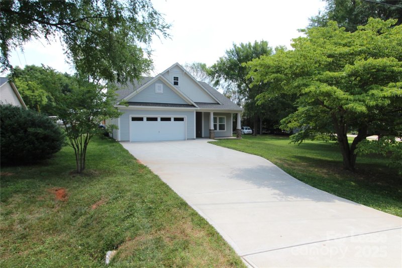 Property image 3 at 300 Commodore Loop, Mooresville, NC 28117