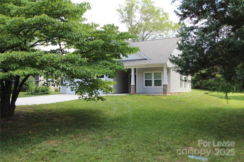 Property image 4 at 300 Commodore Loop, Mooresville, NC 28117