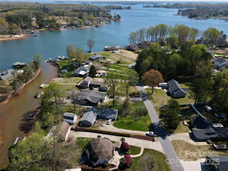 Property image 2 of 7977 Lucky Creek Lane in Lake Hills Village, Denver, NC 28037