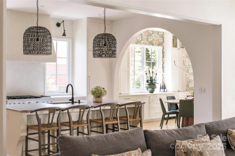 Property image 2 at 1401 Heather Lane, Charlotte, NC 28209