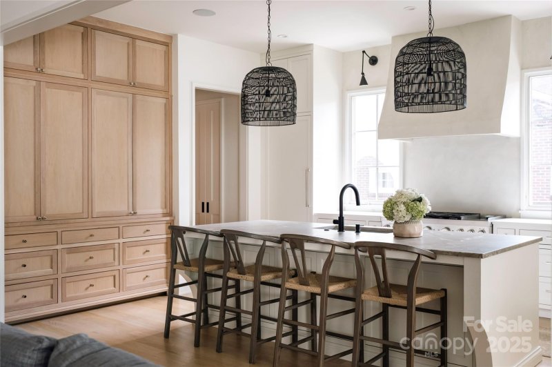 Property image 3 at 1401 Heather Lane, Charlotte, NC 28209