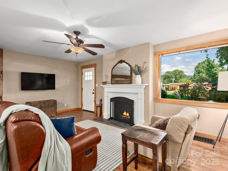 Property image 2 of 915 Tunnel Road in Beverly Hills, Asheville, NC 28805