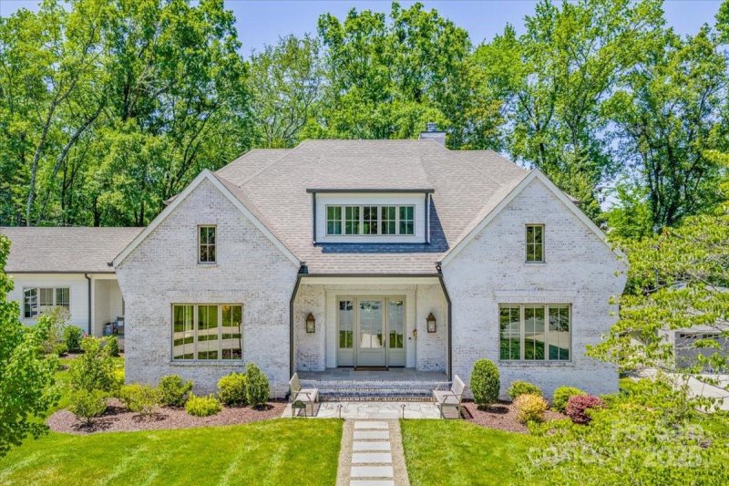 Property image 2 of 2421 Knollwood Road in Pharr Acres, Charlotte, NC 28211