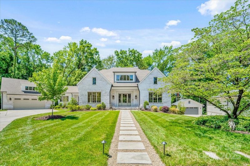 Property image 3 of 2421 Knollwood Road in Pharr Acres, Charlotte, NC 28211