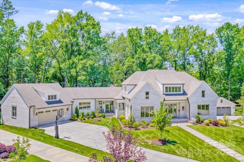 Property image 4 of 2421 Knollwood Road in Pharr Acres, Charlotte, NC 28211