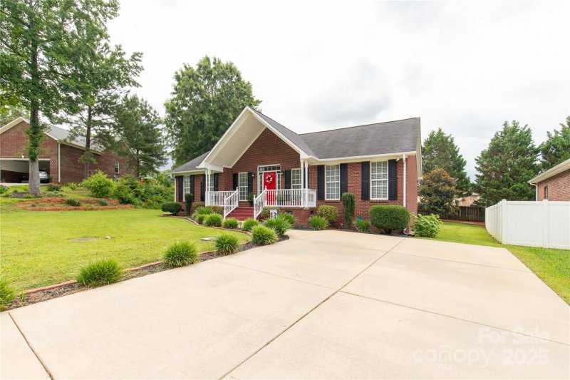 Property image 2 of 204 Victoria Circle in Ole Eastpointe, York, SC 29745