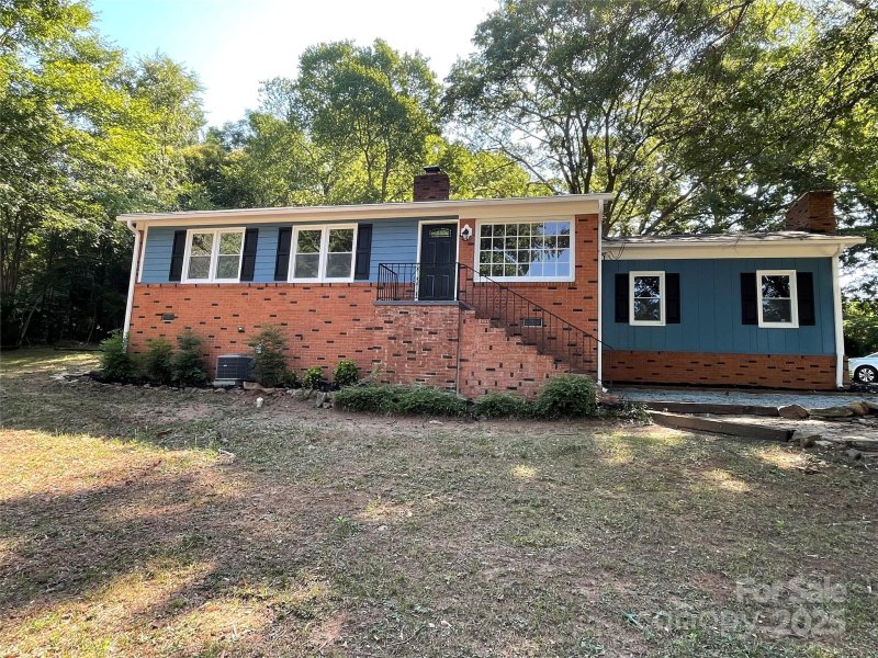 Property image 2 of 1320 Kings Circle in Southern Heights, Shelby, NC 28150