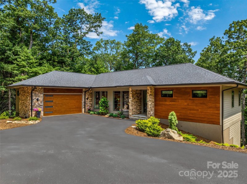 Property image 2 of 23 Haverhill Court in Kenmure, Flat Rock, NC 28731