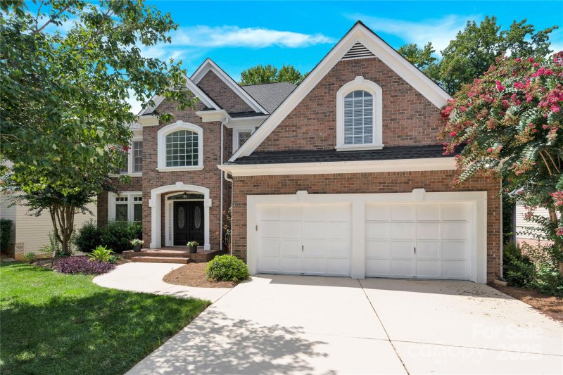 Lexington, Charlotte Community