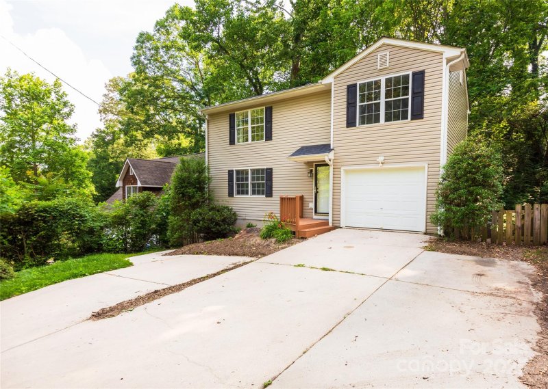 Property image 2 of 13 Castle Street in Kenilworth, Asheville, NC 28803