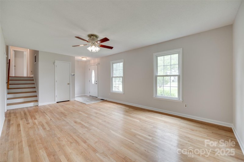Property image 4 of 810 Applegate Court in Gardner Park, Gastonia, NC 28054