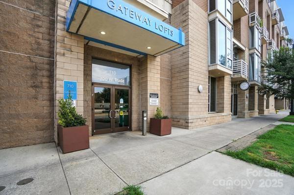 Property image 2 of 718 W West Trade Street in Gateway Plaza, Charlotte, NC 28202