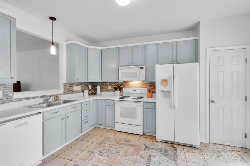 Property image 3 of 864 Tiger Lane in Mallard Glen Village, Charlotte, NC 28262