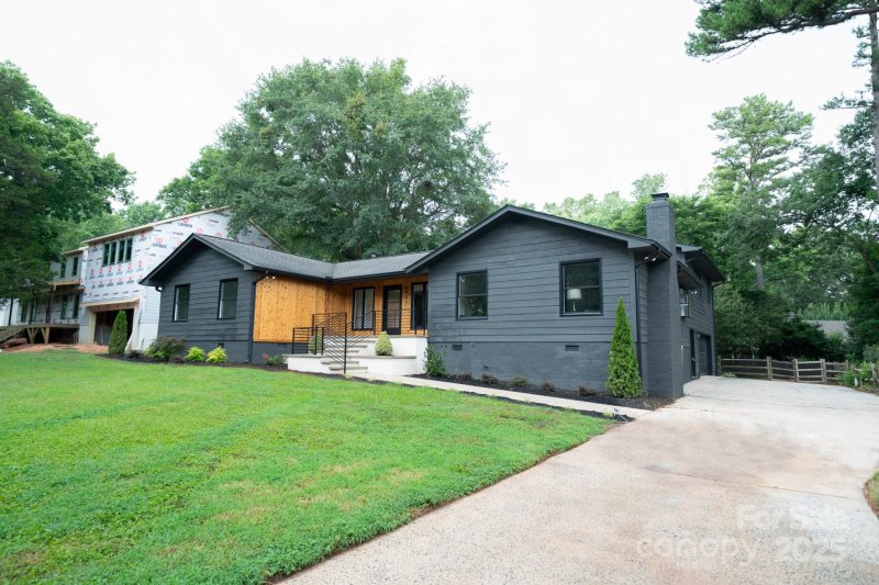 Woodbridge, Charlotte Community