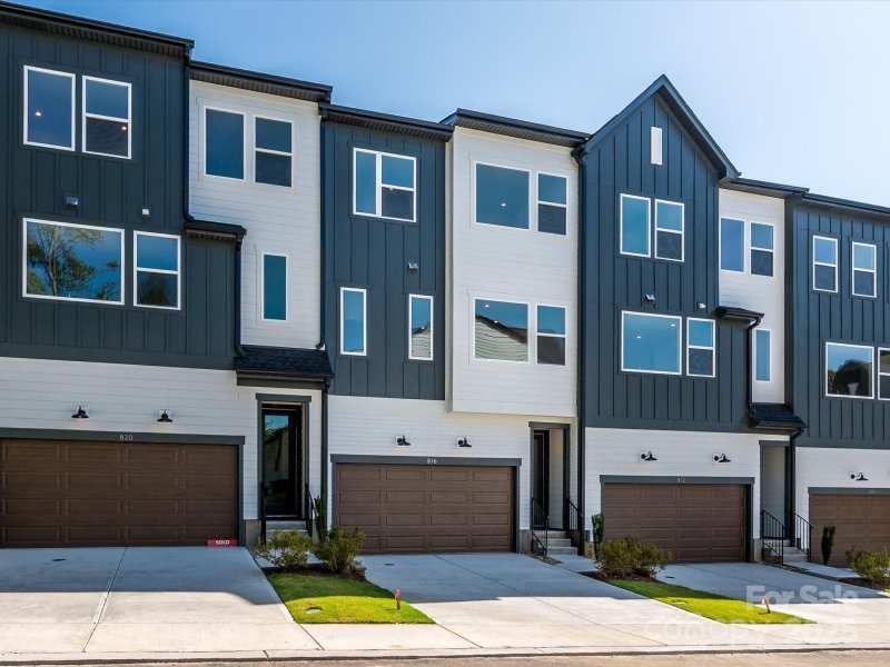 Property image 2 of 816 Flintside Lane in Archer Row, Charlotte, NC 28217