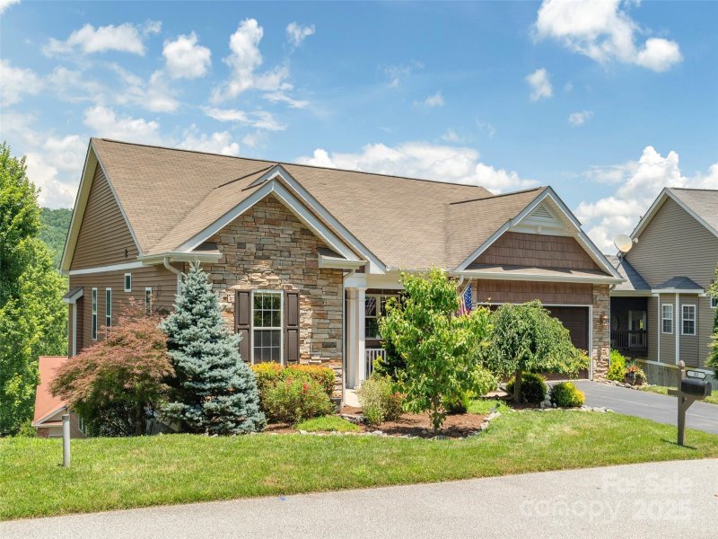 Property image 2 of 31 Headwater Drive in Shaws Creek Farm, Hendersonville, NC 28739