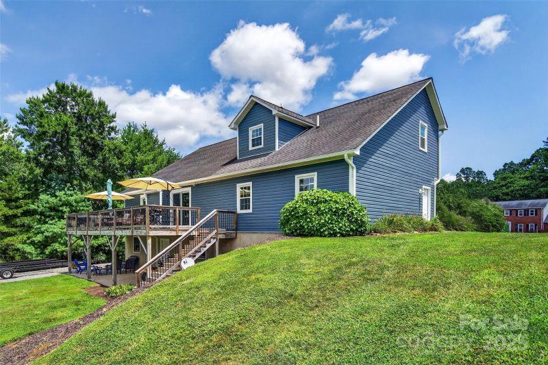 Property image 5 of 137 Lakeside Drive in Plantation Point, Marion, NC 28752