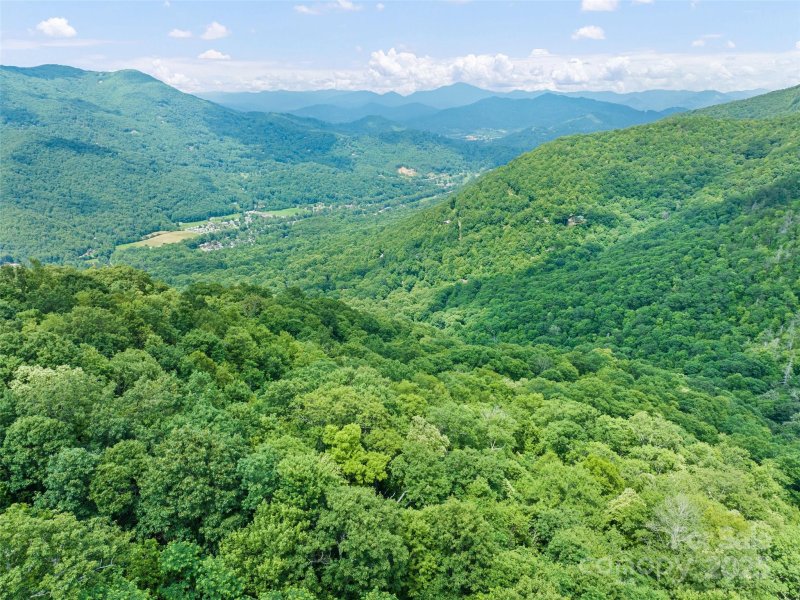 Property image 2 of 201 Chickadee Lane in Upper Woodlands, Maggie Valley, NC 28751