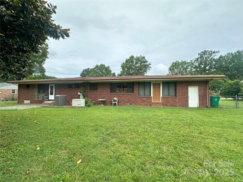 Property image 3 of 2128 Senior Drive in University Park, Charlotte, NC 28216