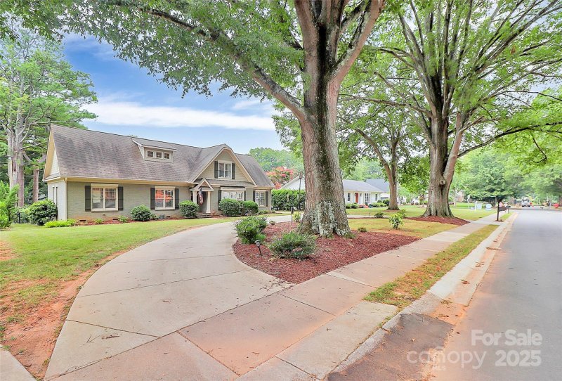 Property image 3 of 427 Lansdowne Road in Lansdowne, Charlotte, NC 28270