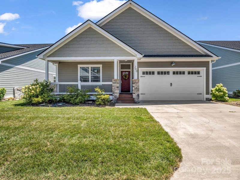 Property image 2 of 200 Leyland Circle in The Cottages at Cypress Run, Hendersonville, NC 28792