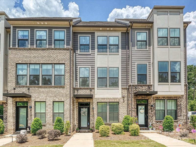 Property image 2 at 824 Broad River Lane, Charlotte, NC 28211