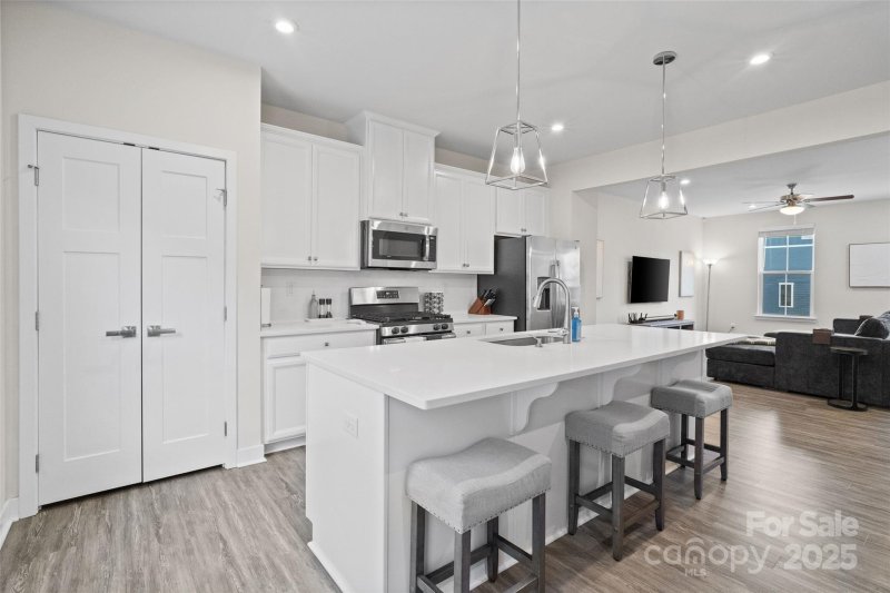 Riverbend Towns, Charlotte Community