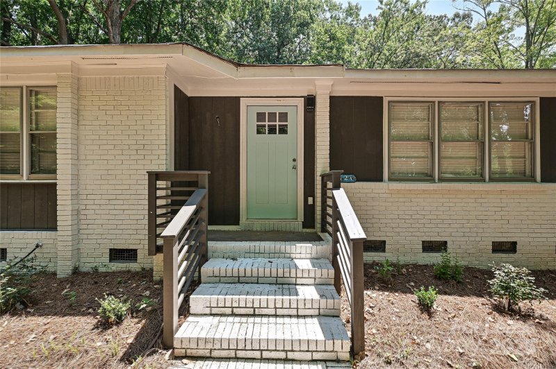 Property image 2 at 5121 Farm Pond Lane, Charlotte, NC 28212