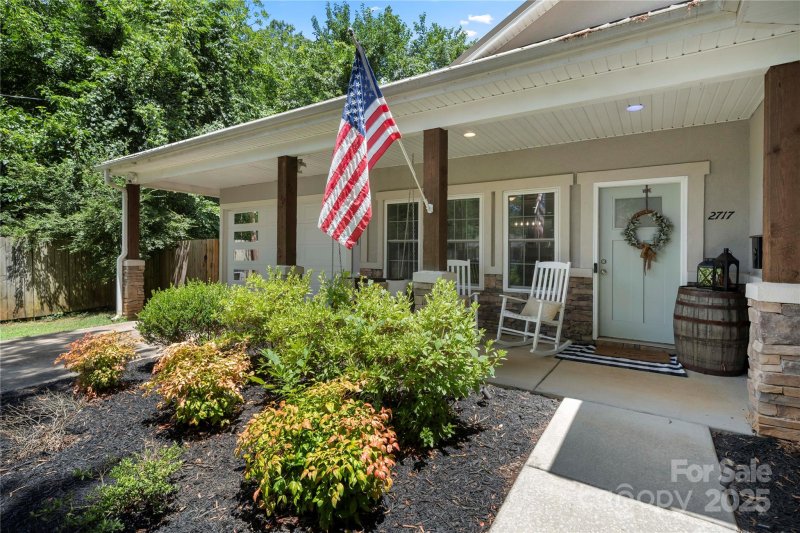 Property image 2 of 2717 Arnold Drive in Merry Oaks, Charlotte, NC 28205