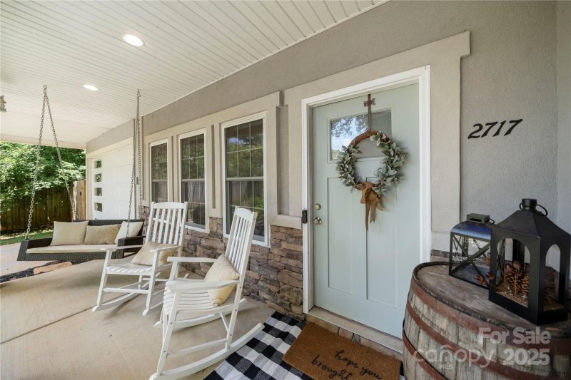Property image 3 of 2717 Arnold Drive in Merry Oaks, Charlotte, NC 28205