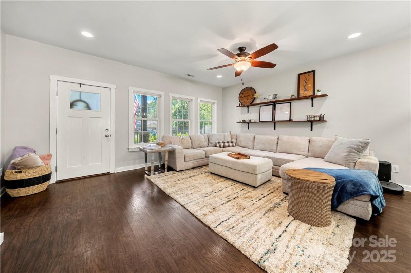 Property image 4 of 2717 Arnold Drive in Merry Oaks, Charlotte, NC 28205