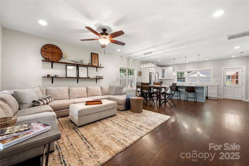 Property image 5 of 2717 Arnold Drive in Merry Oaks, Charlotte, NC 28205