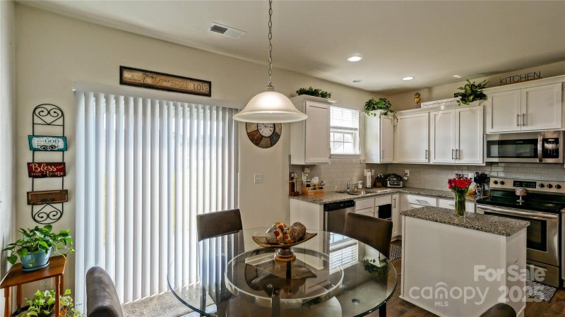 Property image 3 of 1130 Rock Haven Drive in Sutton Farms, Charlotte, NC 28216